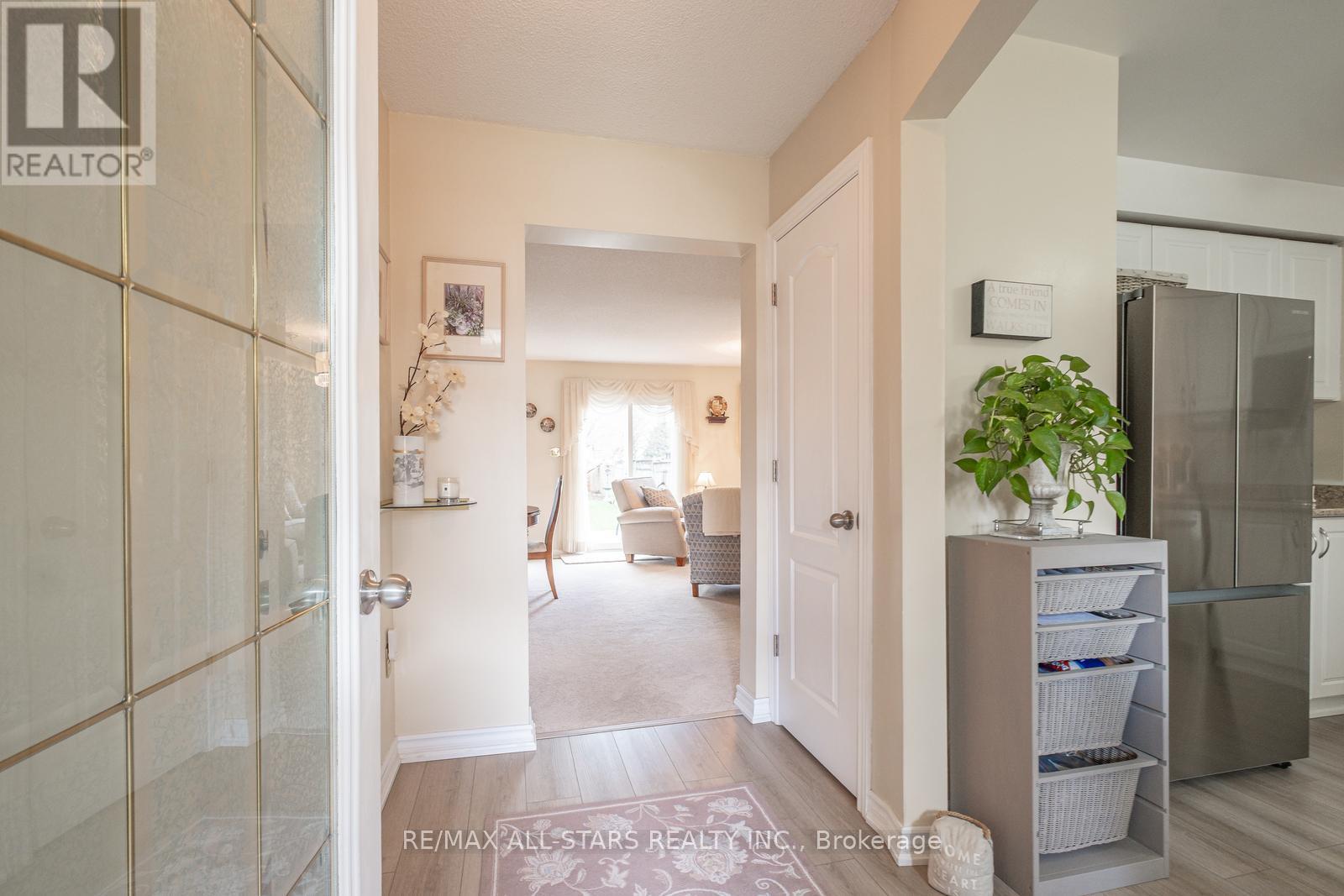 9 Steepleview Crescent, Richmond Hill, Ontario  L4C 9R1 - Photo 7 - N12133313