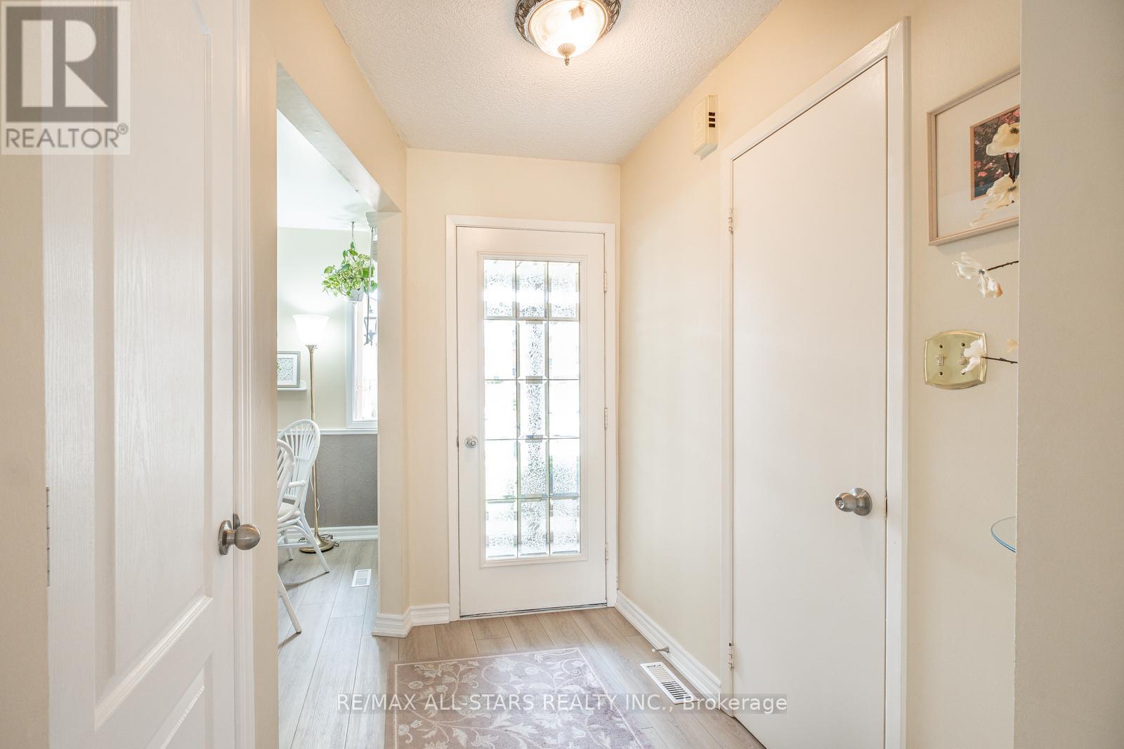 9 Steepleview Crescent, Richmond Hill, Ontario  L4C 9R1 - Photo 8 - N12133313