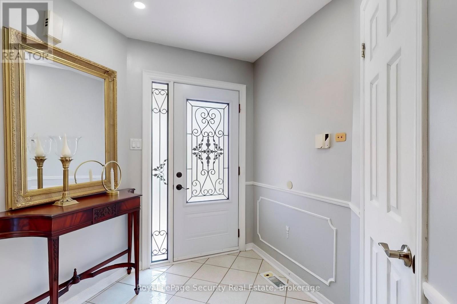 138 Largo Crescent, Vaughan (Maple), Ontario  L6A 1N1 - Photo 4 - N12133402