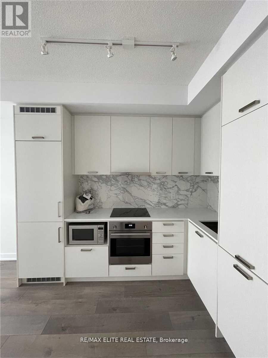 817 - 38 Honeycrisp Crescent, Vaughan, Ontario  L4K 0M8 - Photo 2 - N12133603