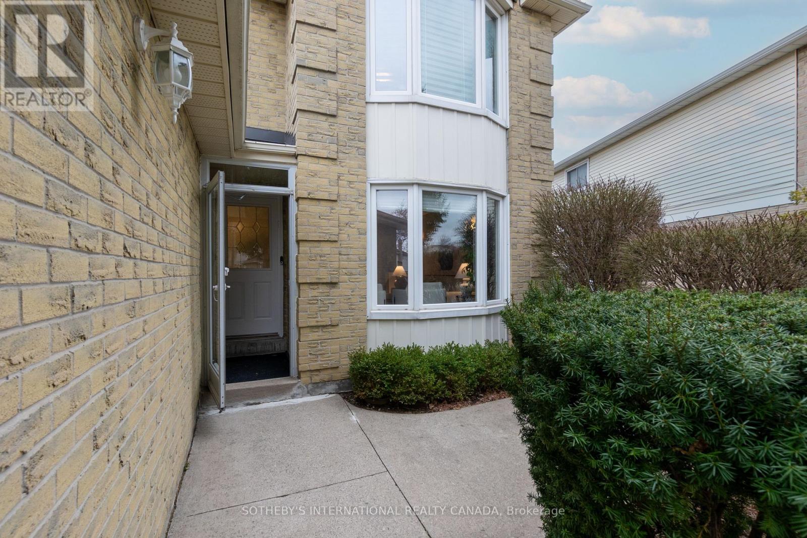 104 Mullen Drive, Vaughan, Ontario  L4J 2V2 - Photo 2 - N12133612