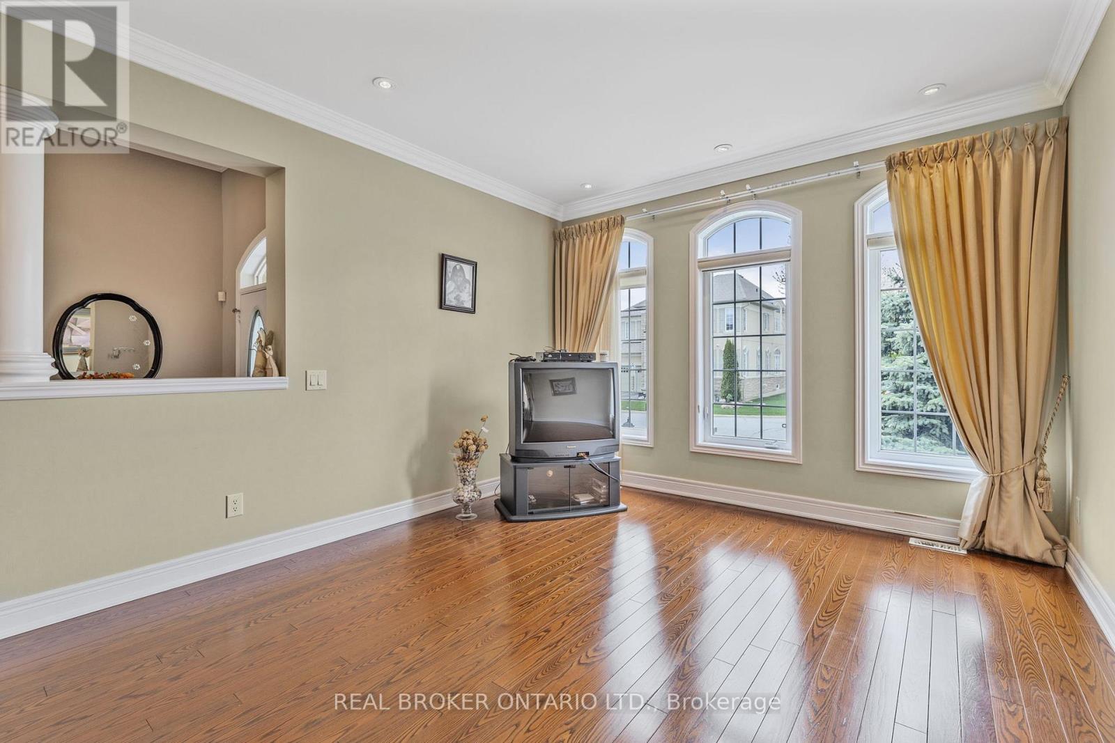 28 Hampton Springs Drive, Brampton (Bram East), Ontario  L6P 2W4 - Photo 10 - W12133294