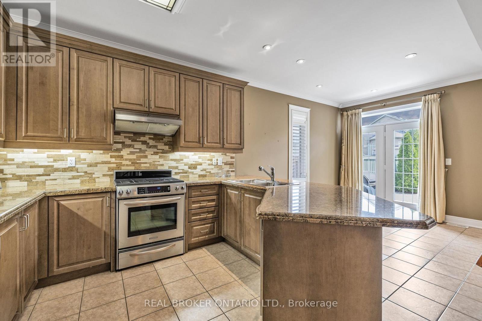 28 Hampton Springs Drive, Brampton, Ontario  L6P 2W4 - Photo 13 - W12133294