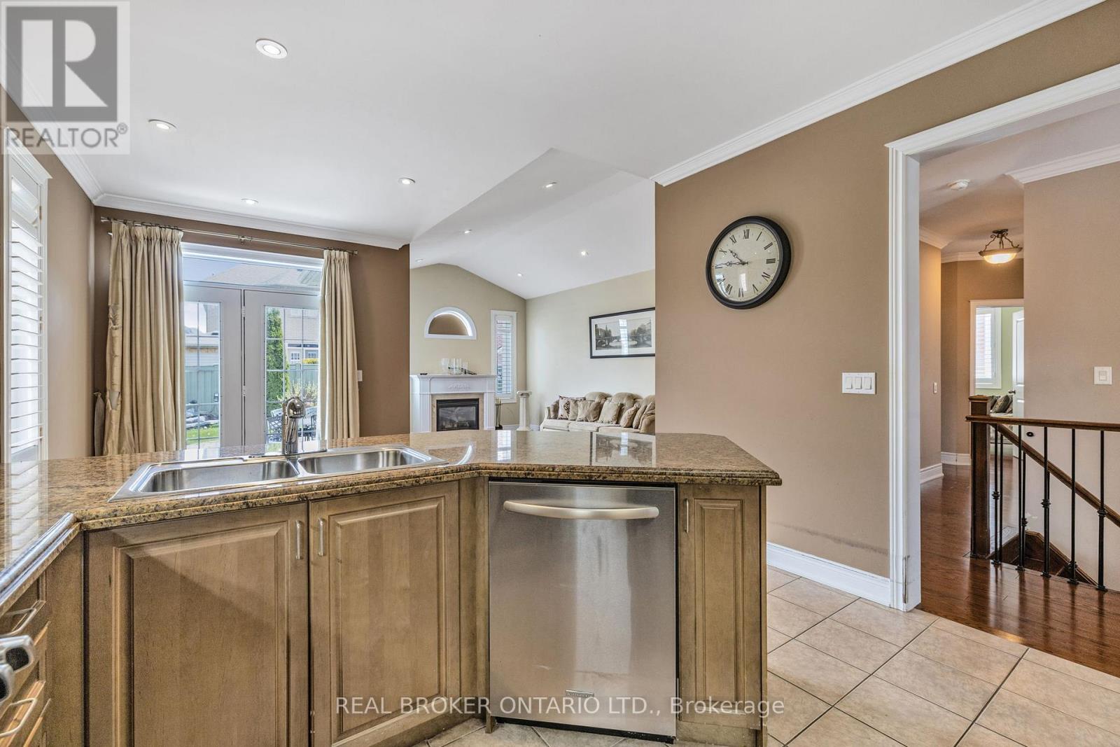 28 Hampton Springs Drive, Brampton, Ontario  L6P 2W4 - Photo 14 - W12133294