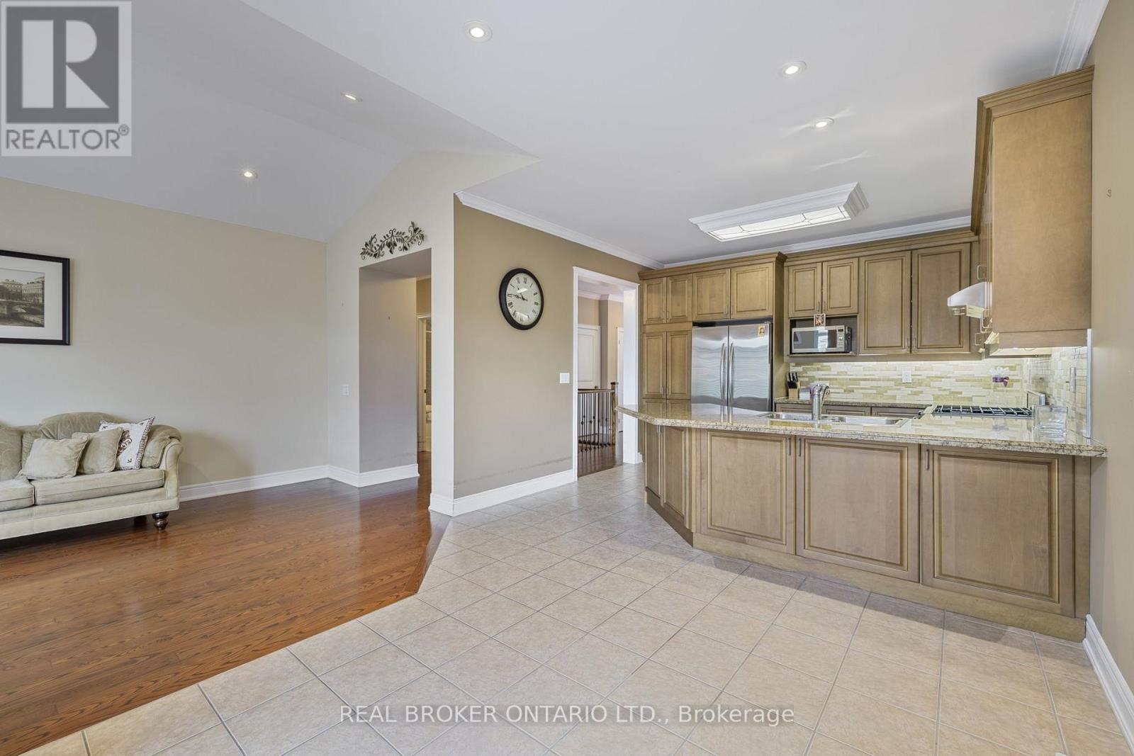 28 Hampton Springs Drive, Brampton, Ontario  L6P 2W4 - Photo 19 - W12133294