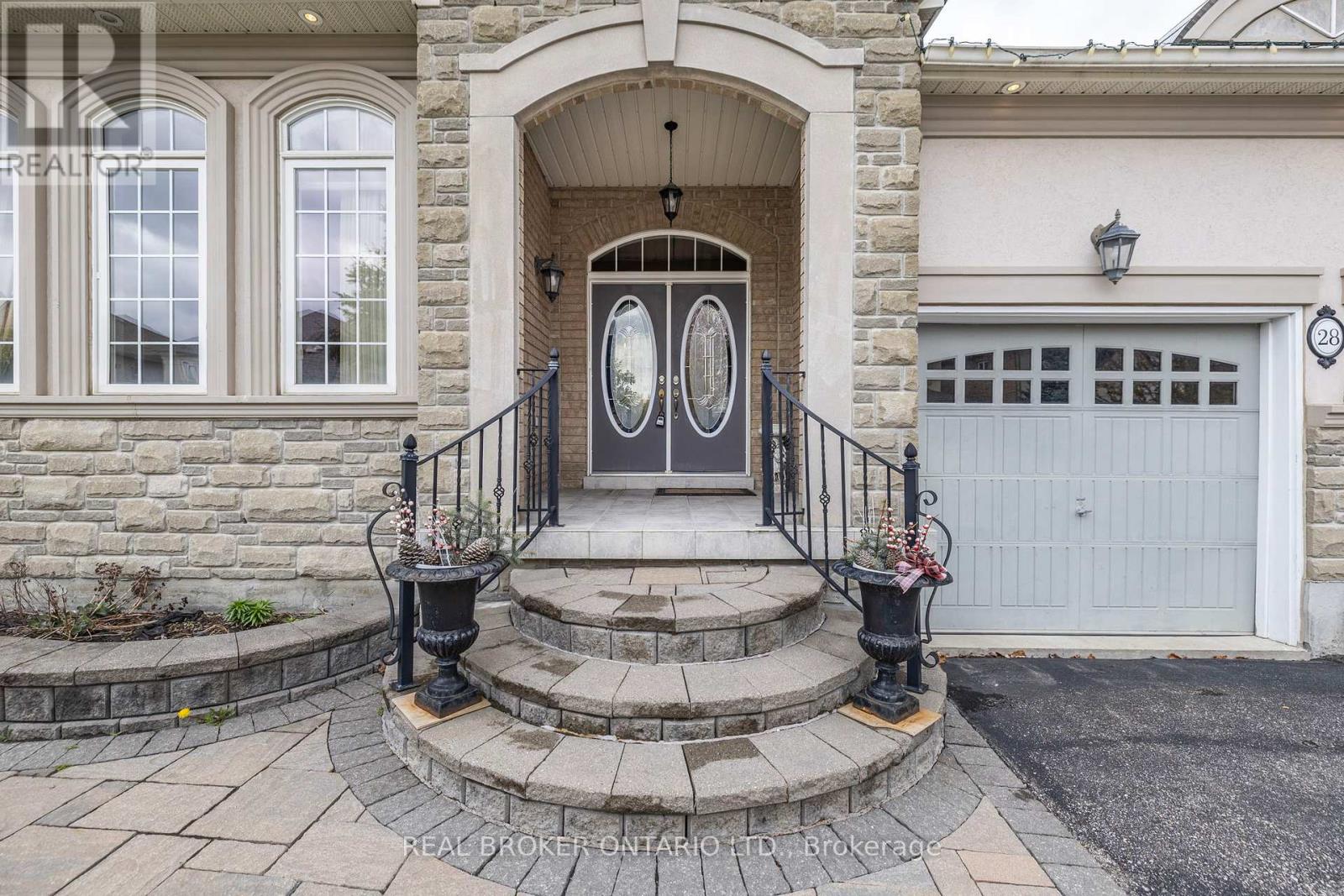 28 Hampton Springs Drive, Brampton, Ontario  L6P 2W4 - Photo 3 - W12133294