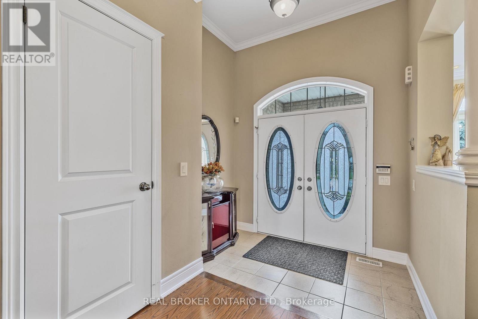 28 Hampton Springs Drive, Brampton, Ontario  L6P 2W4 - Photo 4 - W12133294