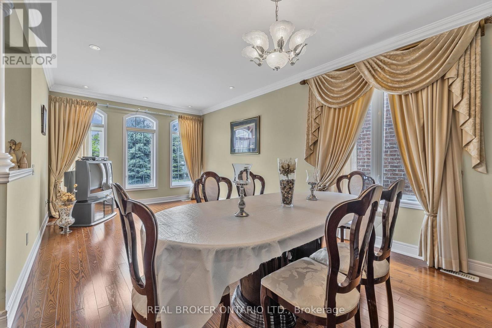28 Hampton Springs Drive, Brampton, Ontario  L6P 2W4 - Photo 8 - W12133294