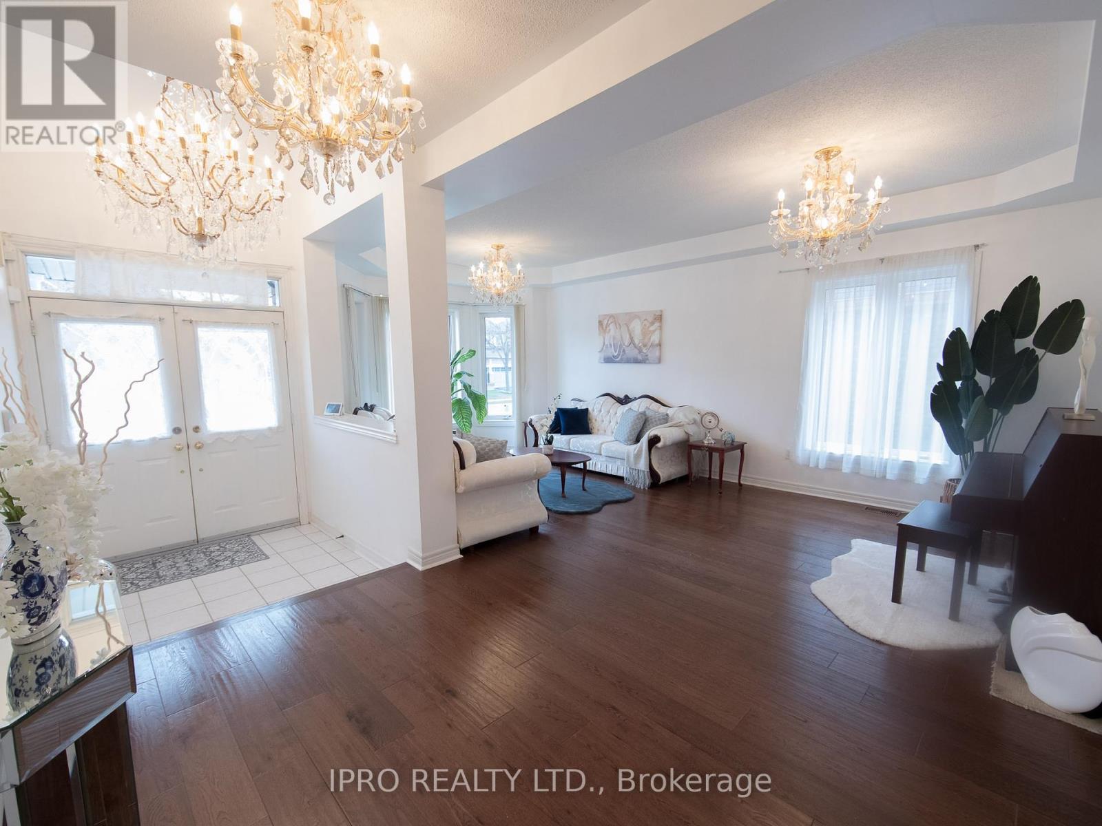94 Octillo Boulevard, Brampton, Ontario  L6R 2V6 - Photo 4 - W12133397