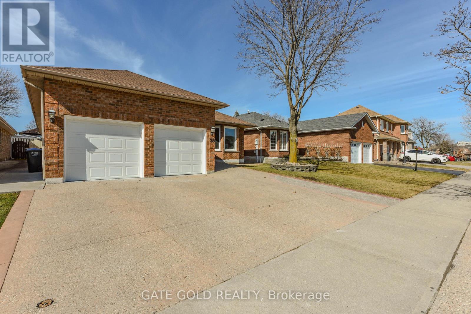 23 Hartford Trail, Brampton, Ontario  L6W 4K2 - Photo 3 - W12133556
