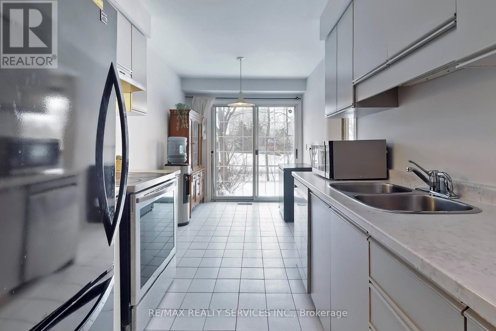28 Heathcliffe Square, Brampton (Central Park), Ontario  L6S 5P7 - Photo 16 - W12133583