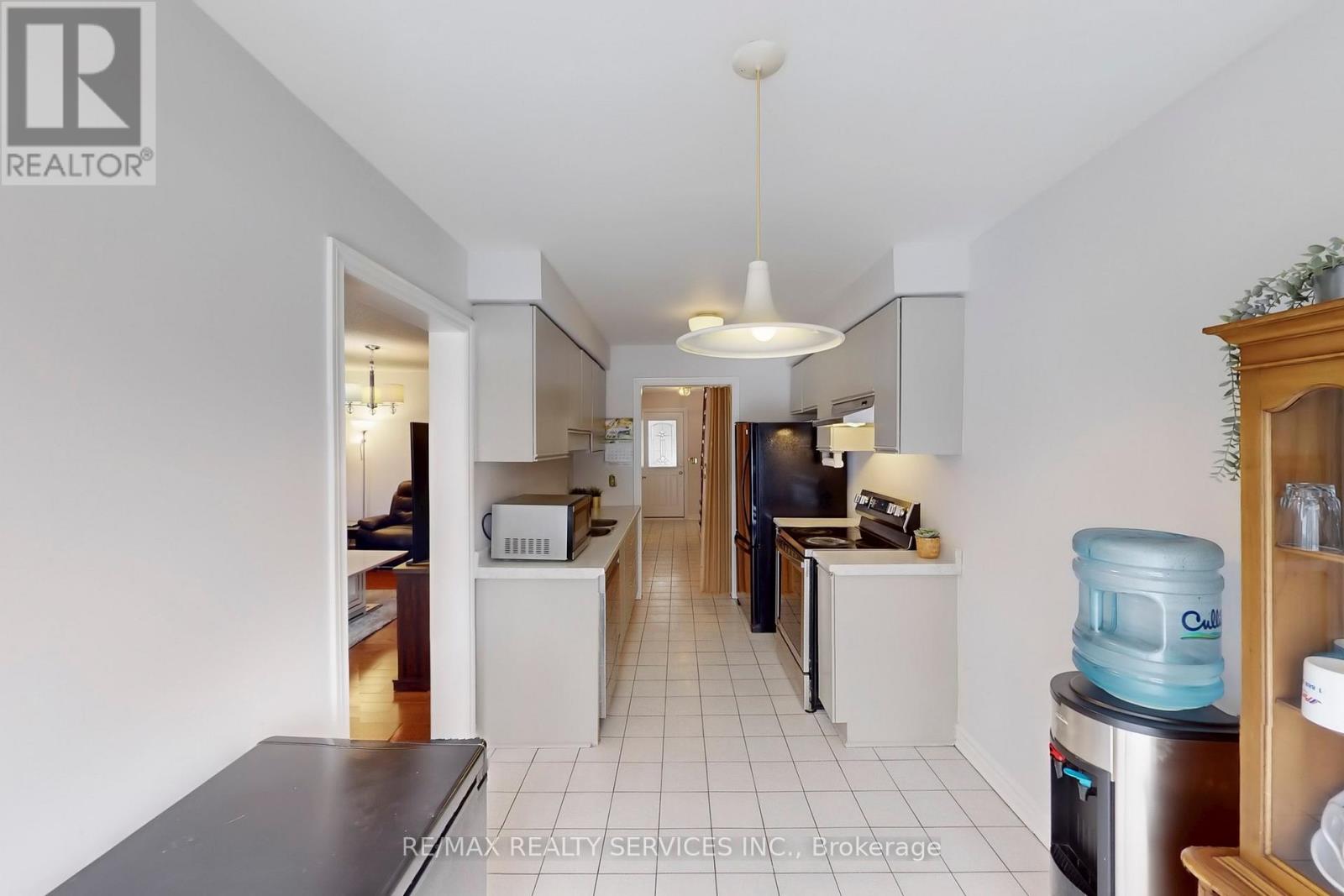 28 Heathcliffe Square, Brampton (Central Park), Ontario  L6S 5P7 - Photo 18 - W12133583