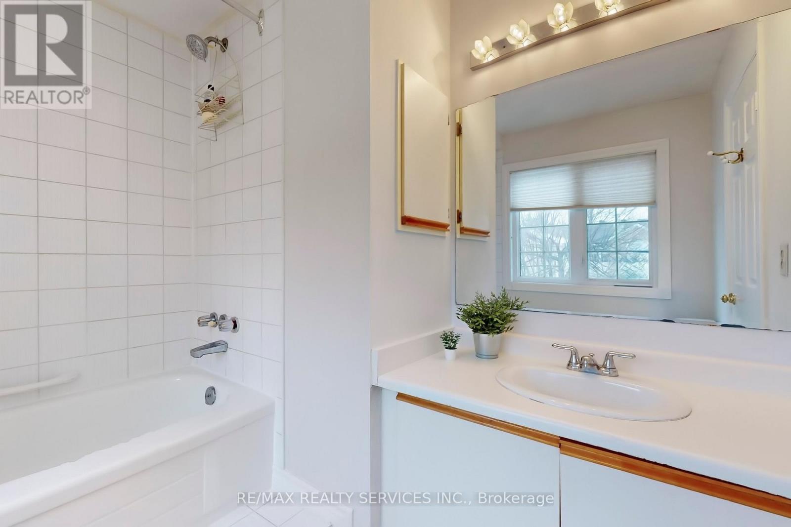 28 Heathcliffe Square, Brampton (Central Park), Ontario  L6S 5P7 - Photo 25 - W12133583