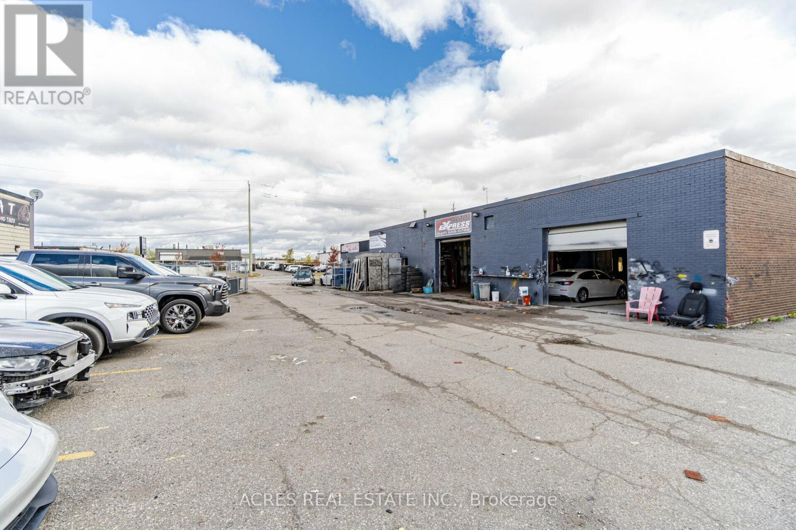 26 Bramsteele Road, Brampton, Ontario  L6W 1B3 - Photo 2 - W12133593