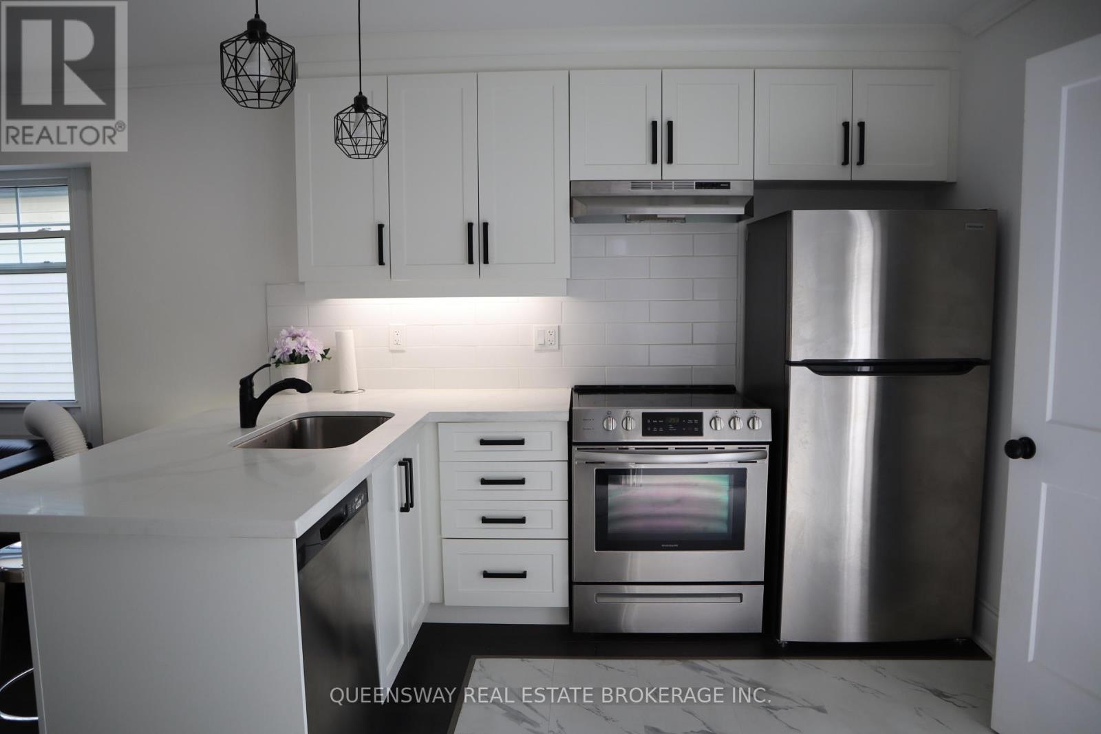 223 Tolton Avenue, Hamilton (Normanhurst), Ontario  L8H 5P2 - Photo 5 - X12133497