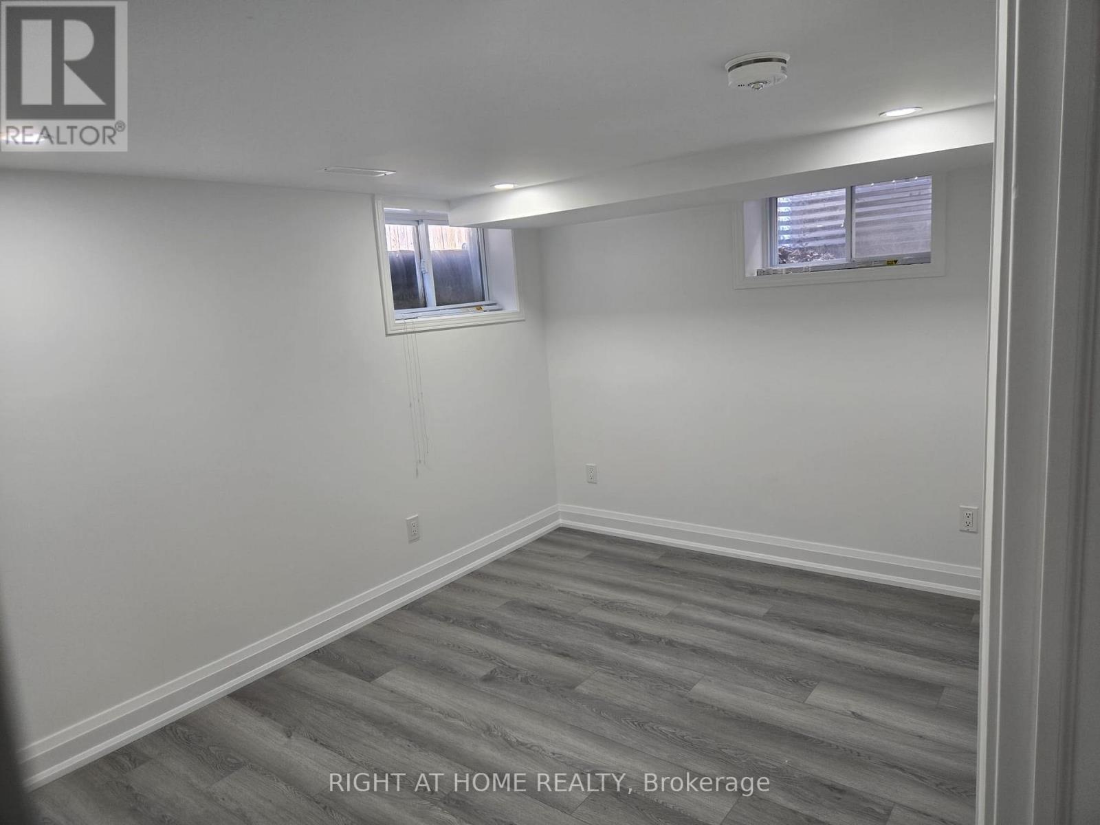 26 Olive Street Street, Grimsby, Ontario  L3M 2B7 - Photo 10 - X12133553