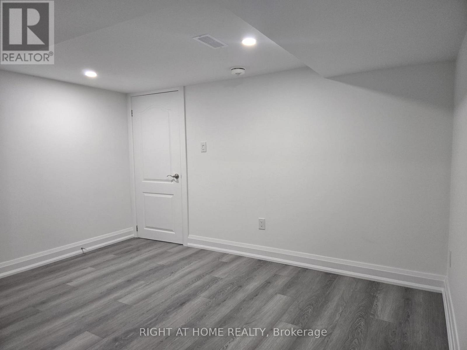 26 Olive Street Street, Grimsby (Grimsby Beach), Ontario  L3M 2B7 - Photo 2 - X12133553