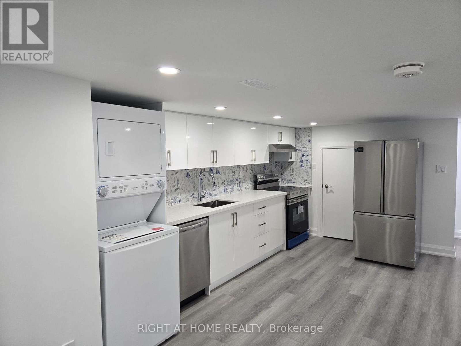 26 Olive Street Street, Grimsby, Ontario  L3M 2B7 - Photo 8 - X12133553