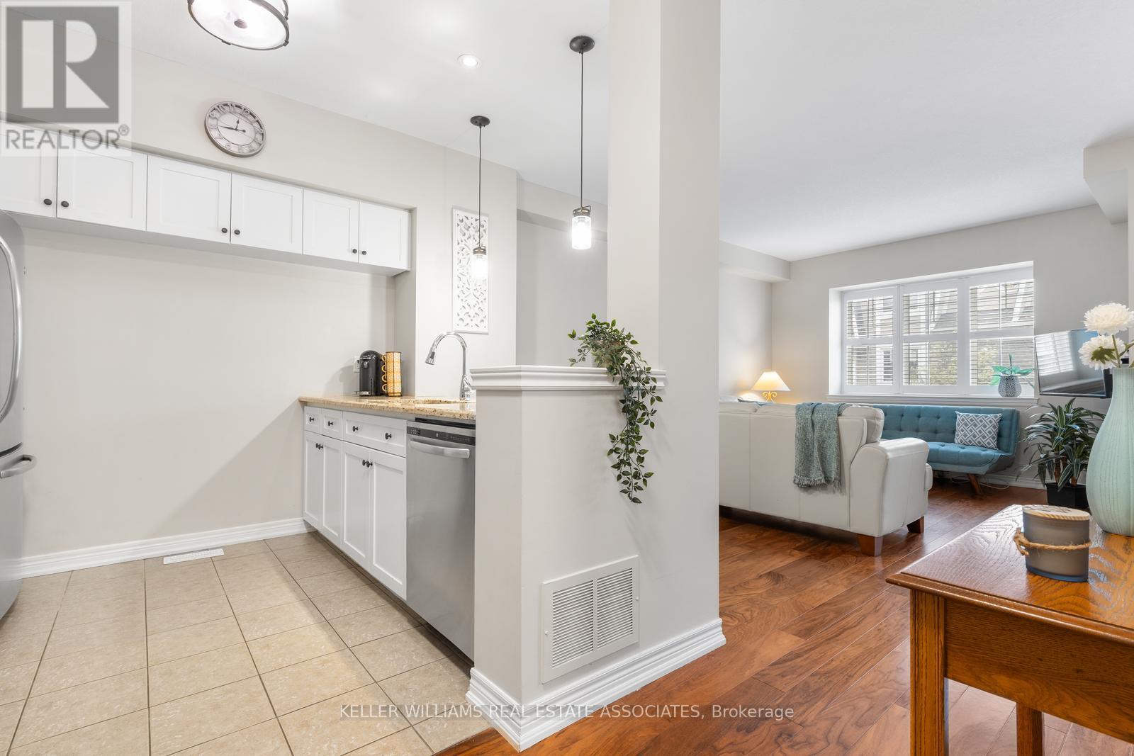 37 - 337 Beach Boulevard, Hamilton (Hamilton Beach), Ontario  L8H 6W4 - Photo 4 - X12133574