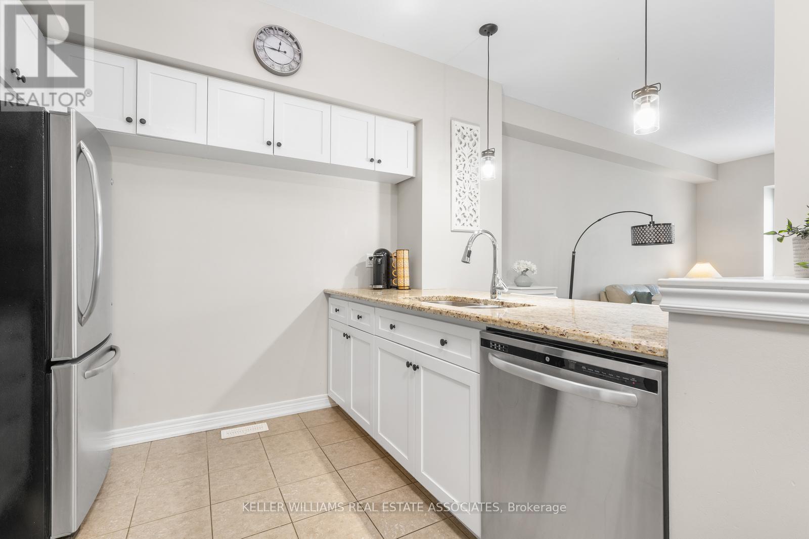 37 - 337 Beach Boulevard, Hamilton (Hamilton Beach), Ontario  L8H 6W4 - Photo 5 - X12133574