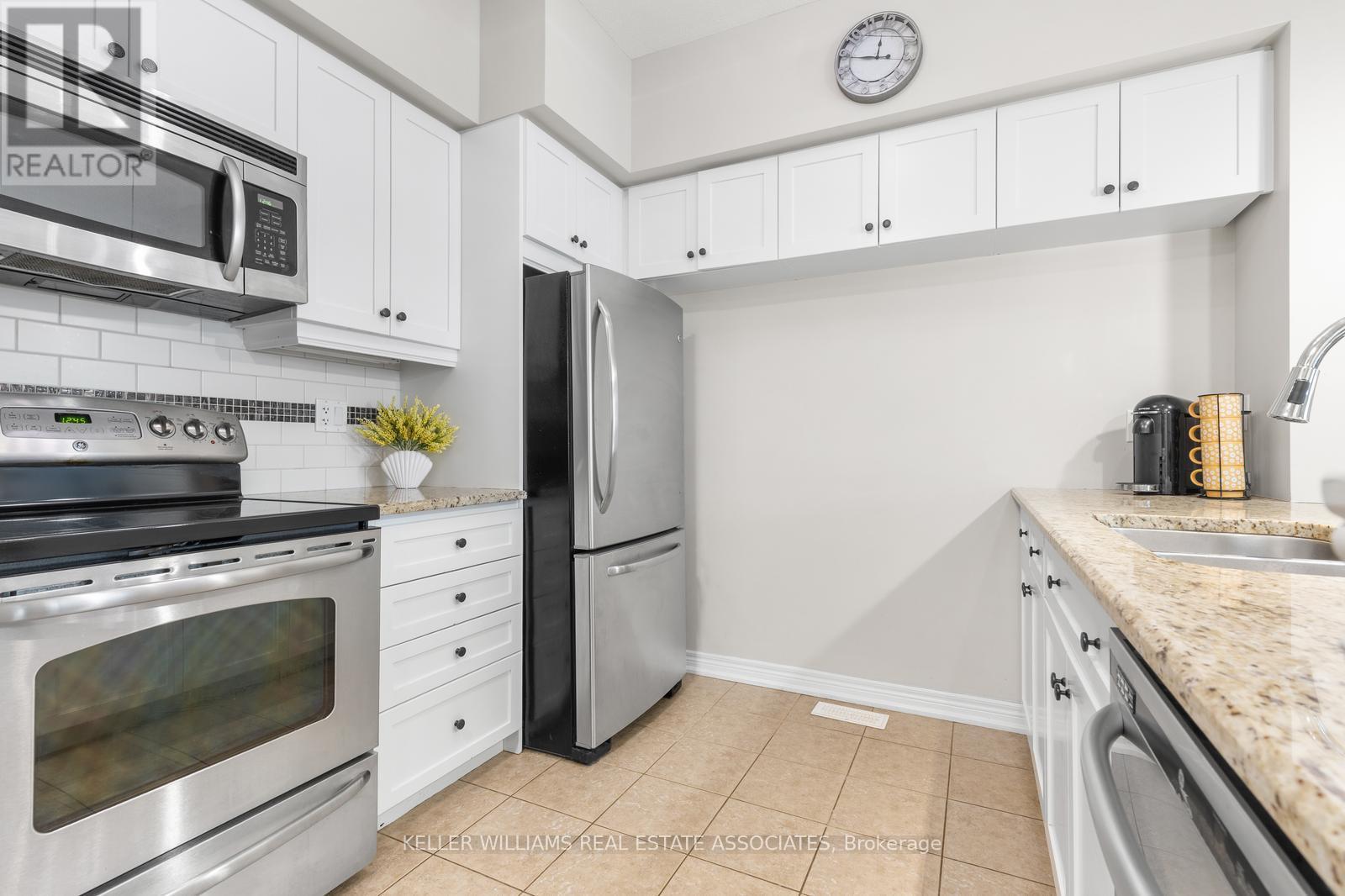 37 - 337 Beach Boulevard, Hamilton (Hamilton Beach), Ontario  L8H 6W4 - Photo 6 - X12133574