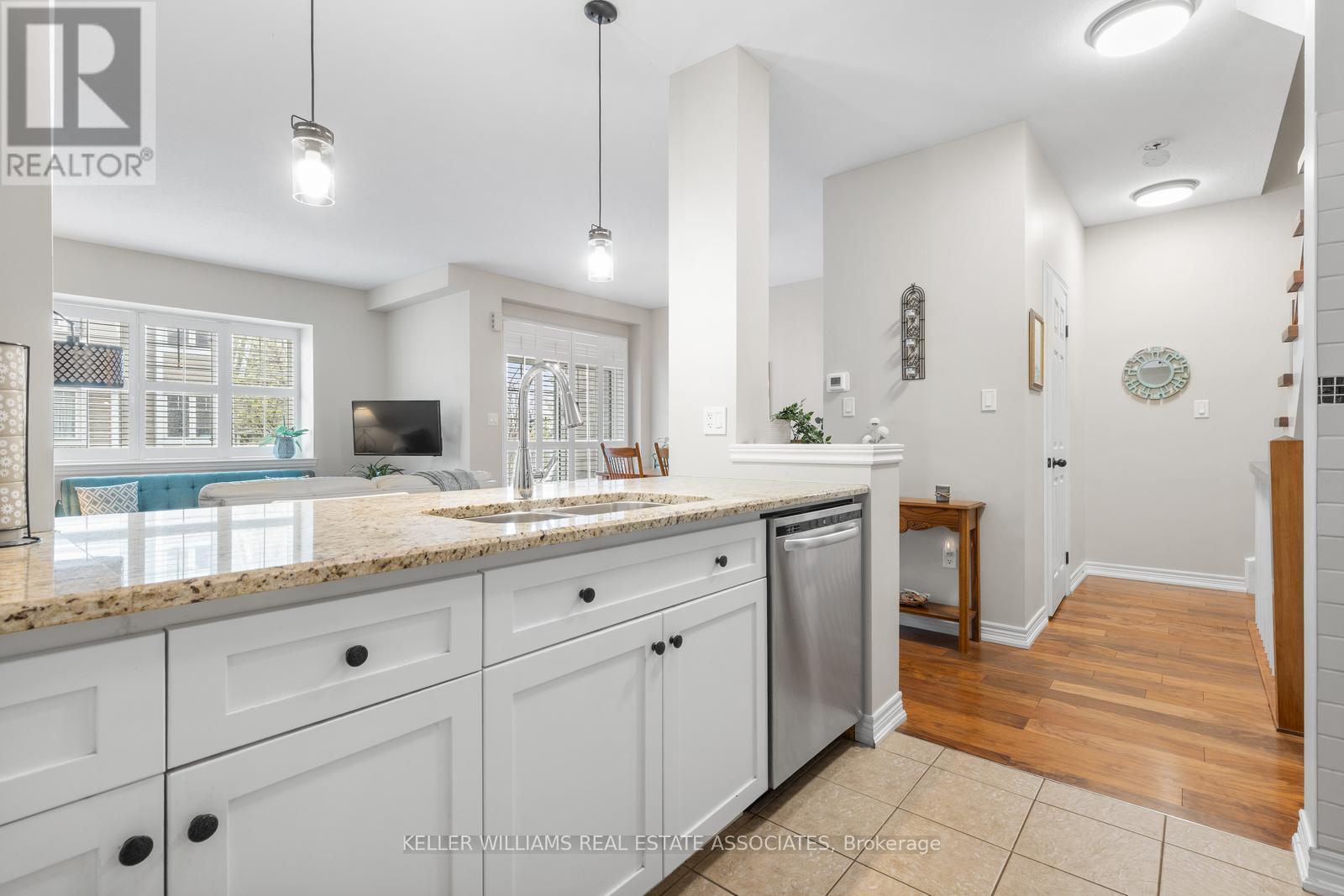 37 - 337 Beach Boulevard, Hamilton (Hamilton Beach), Ontario  L8H 6W4 - Photo 7 - X12133574
