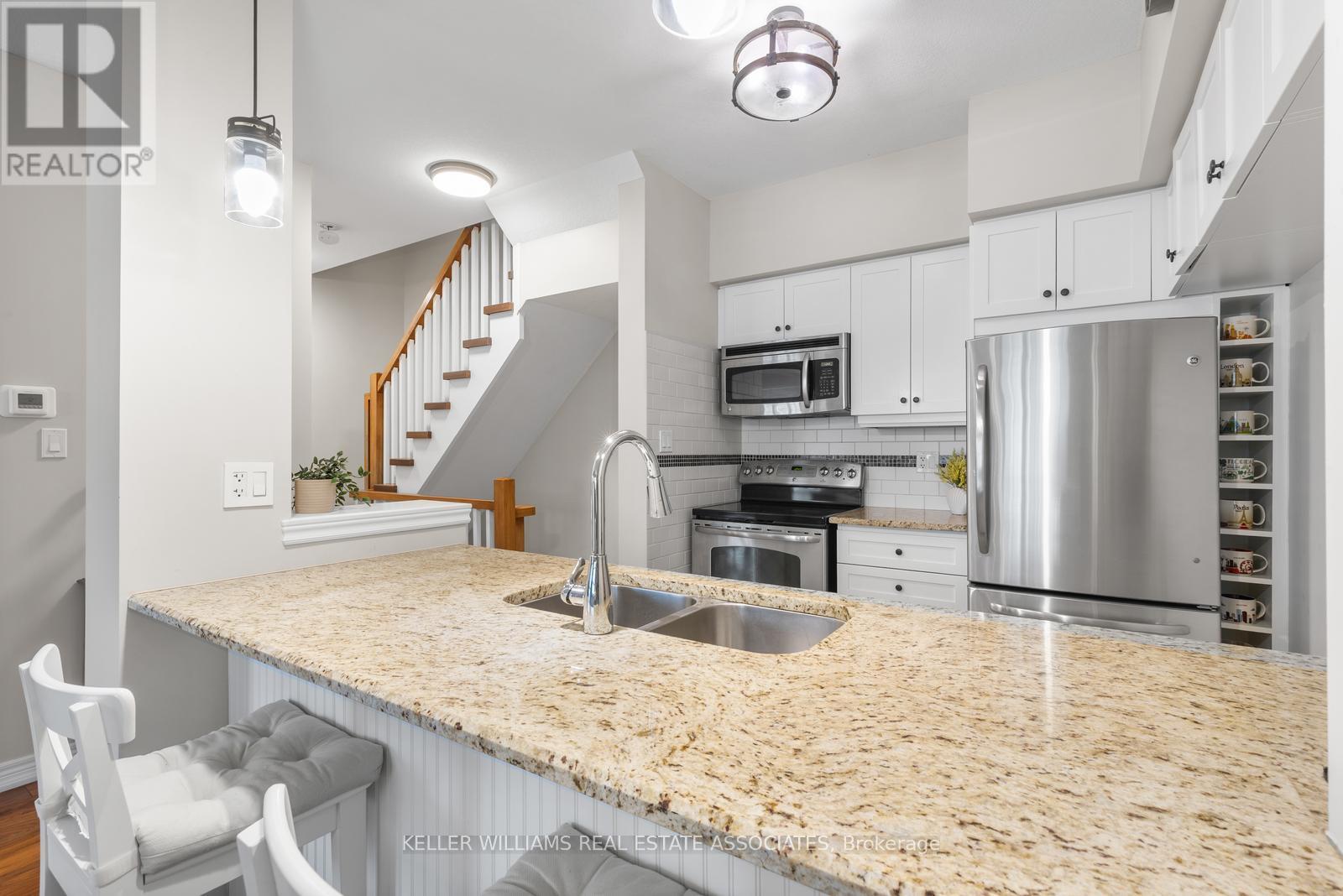 37 - 337 Beach Boulevard, Hamilton (Hamilton Beach), Ontario  L8H 6W4 - Photo 9 - X12133574