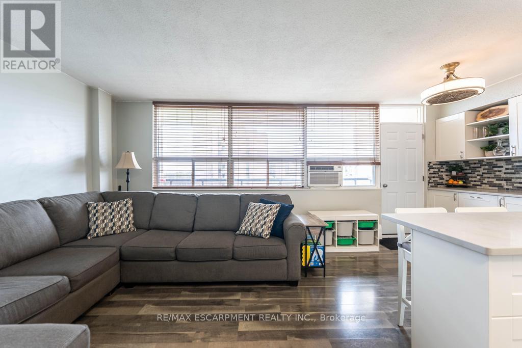407 - 15 Nicklaus Drive, Hamilton, Ontario  L8K 5J5 - Photo 4 - X12133635