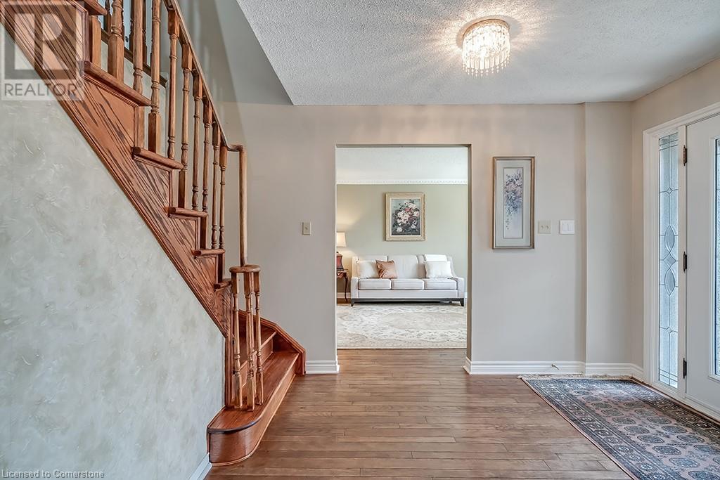 2347 Tweedsmuir Court, Burlington, Ontario  L7P 4K9 - Photo 5 - 40719736
