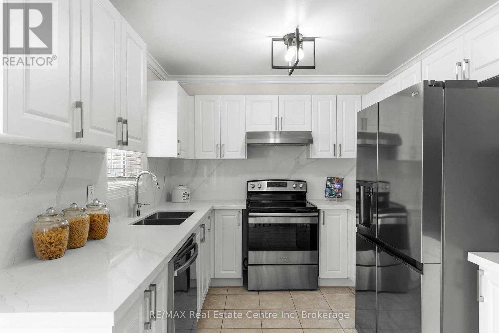 102 Gail Parks Crescent, Newmarket, Ontario  L3X 3C1 - Photo 10 - N12134028