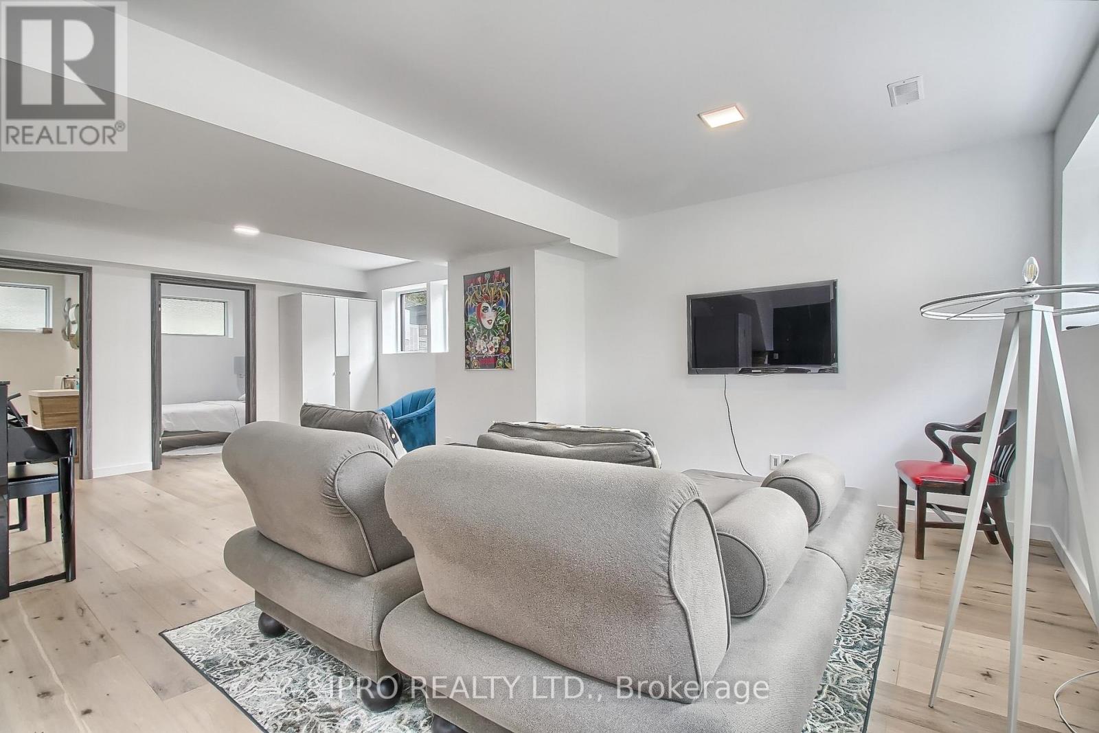 5 Hatton Court, Toronto, Ontario  M9A 1J6 - Photo 38 - W12133478