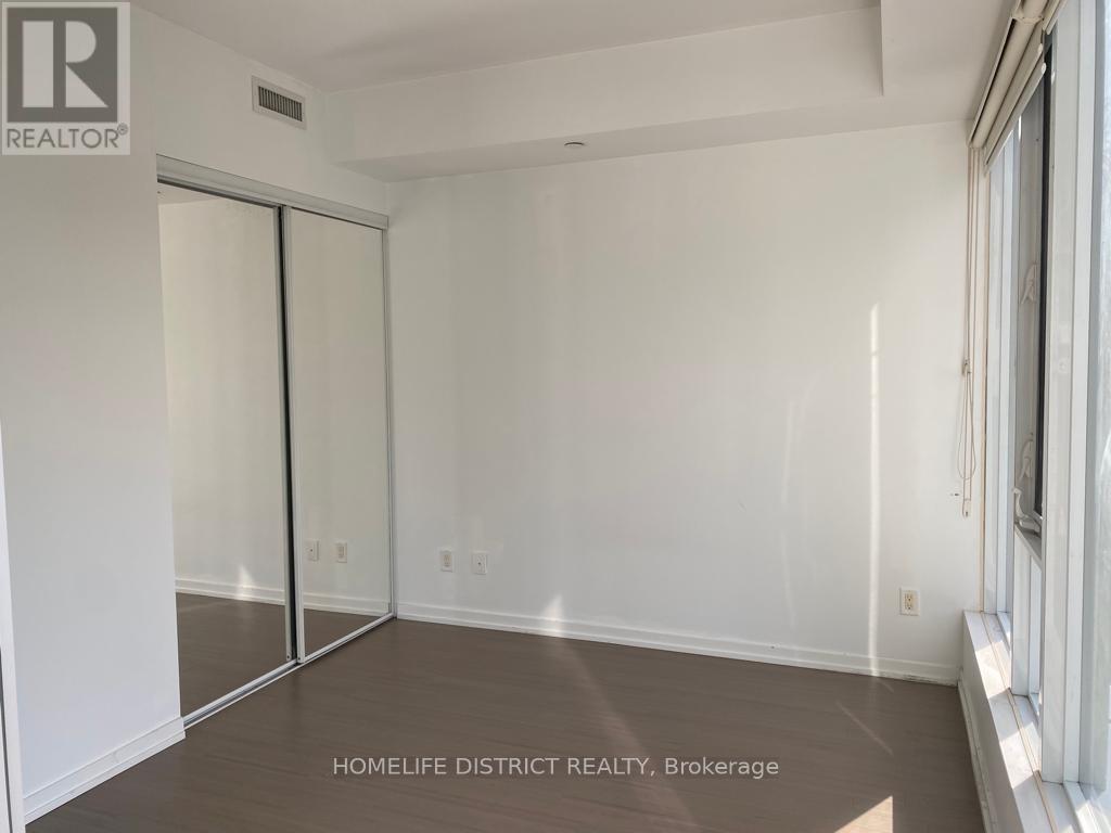 1016 - 101 Peter Street, Toronto, Ontario  M5V 0G6 - Photo 8 - C12132236