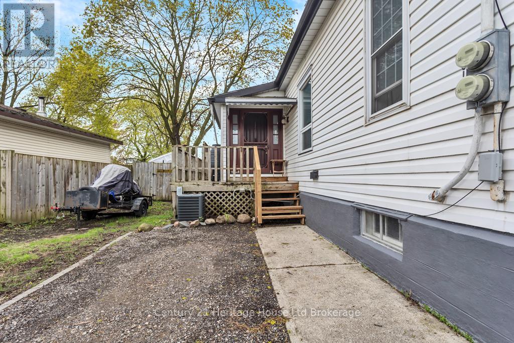 147 Sydenham Street, Woodstock, Ontario  N4S 7B7 - Photo 3 - X12133824