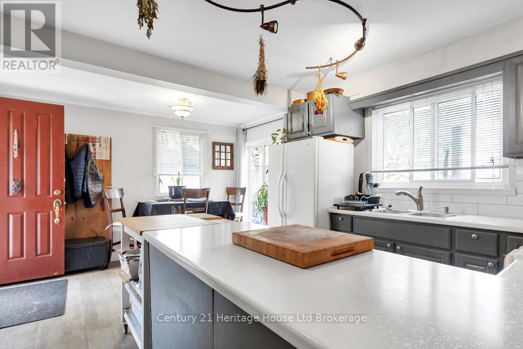147 Sydenham Street, Woodstock, Ontario  N4S 7B7 - Photo 9 - X12133824