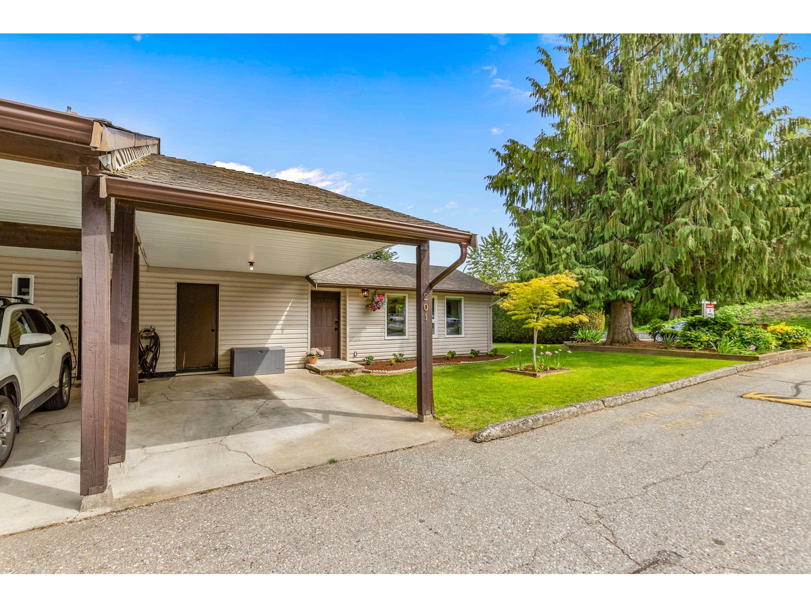 Property at 201 27411 28 AVENUE image 2