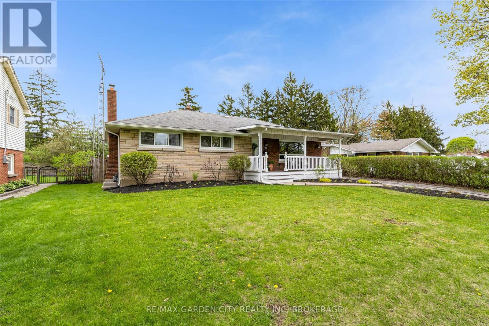 58 Diffin Drive, Welland, Ontario  L3C 2K1 - Photo 3 - X12134043