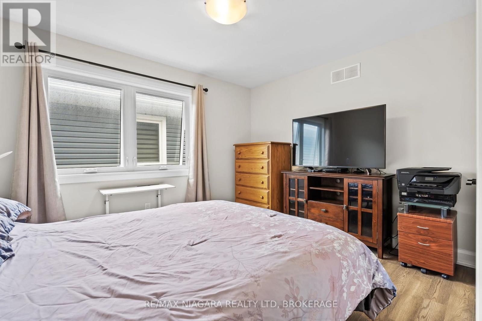 77b Broadway, St. Catharines (Port Weller), Ontario  L2M 7Y3 - Photo 24 - X12134086