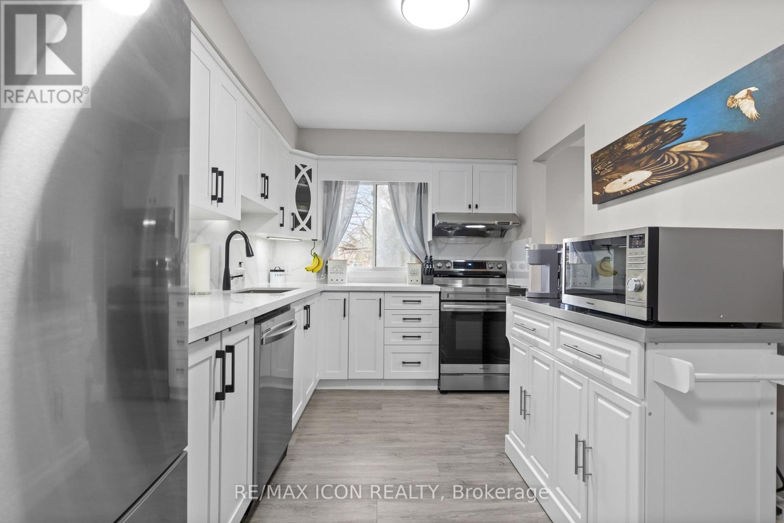 Property at 210 - 30 HUGO CRESCENT image 3