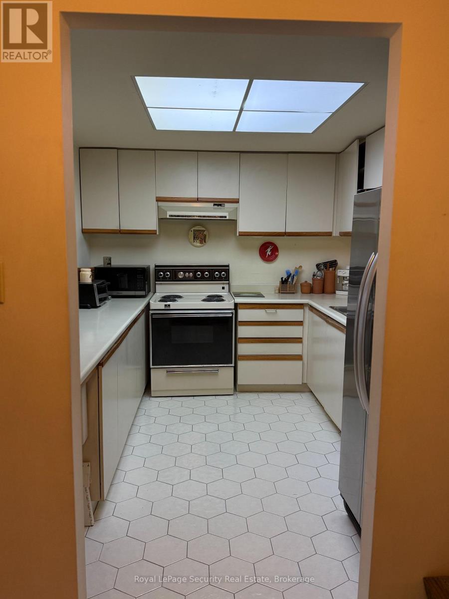 Property at 10 - 20 GLEBE ROAD W image 3