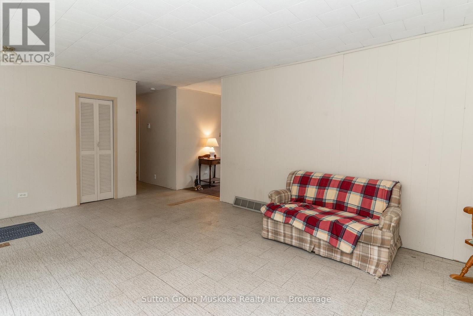 15 Glen Acres Road, Huntsville, Ontario  P1H 1N6 - Photo 10 - X12134096
