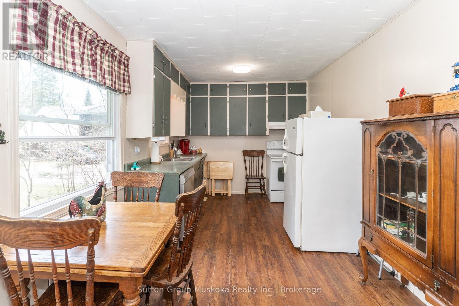 15 Glen Acres Road, Huntsville, Ontario  P1H 1N6 - Photo 13 - X12134096