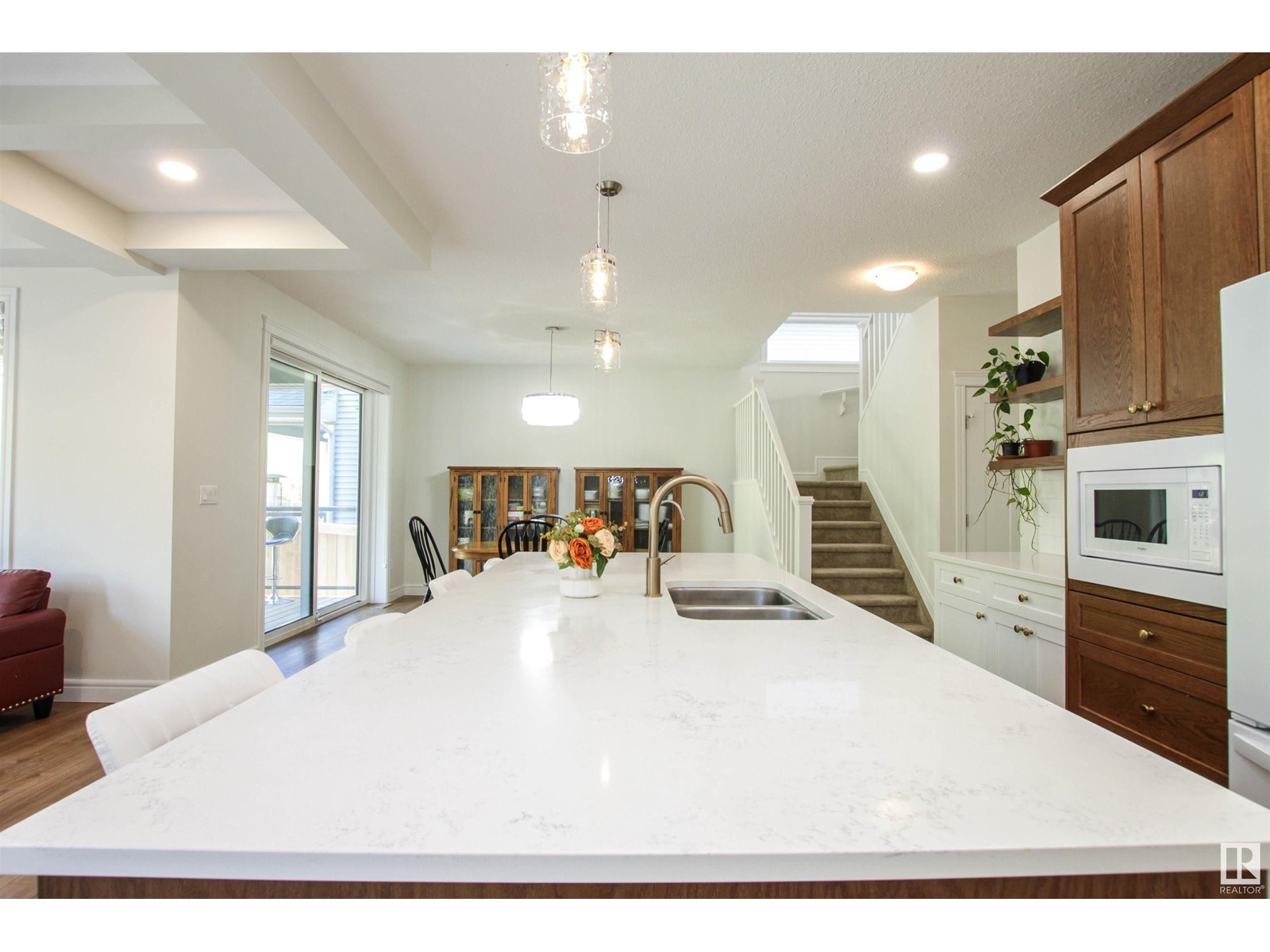 Property at 30 LADEROUTE PL image 2