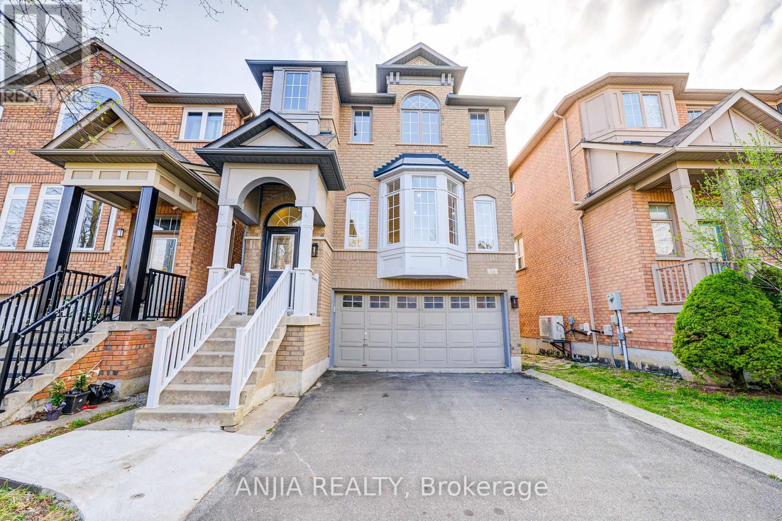 14 Fairlawn Avenue, Markham, Ontario  L6C 2E7 - Photo 1 - N12133654
