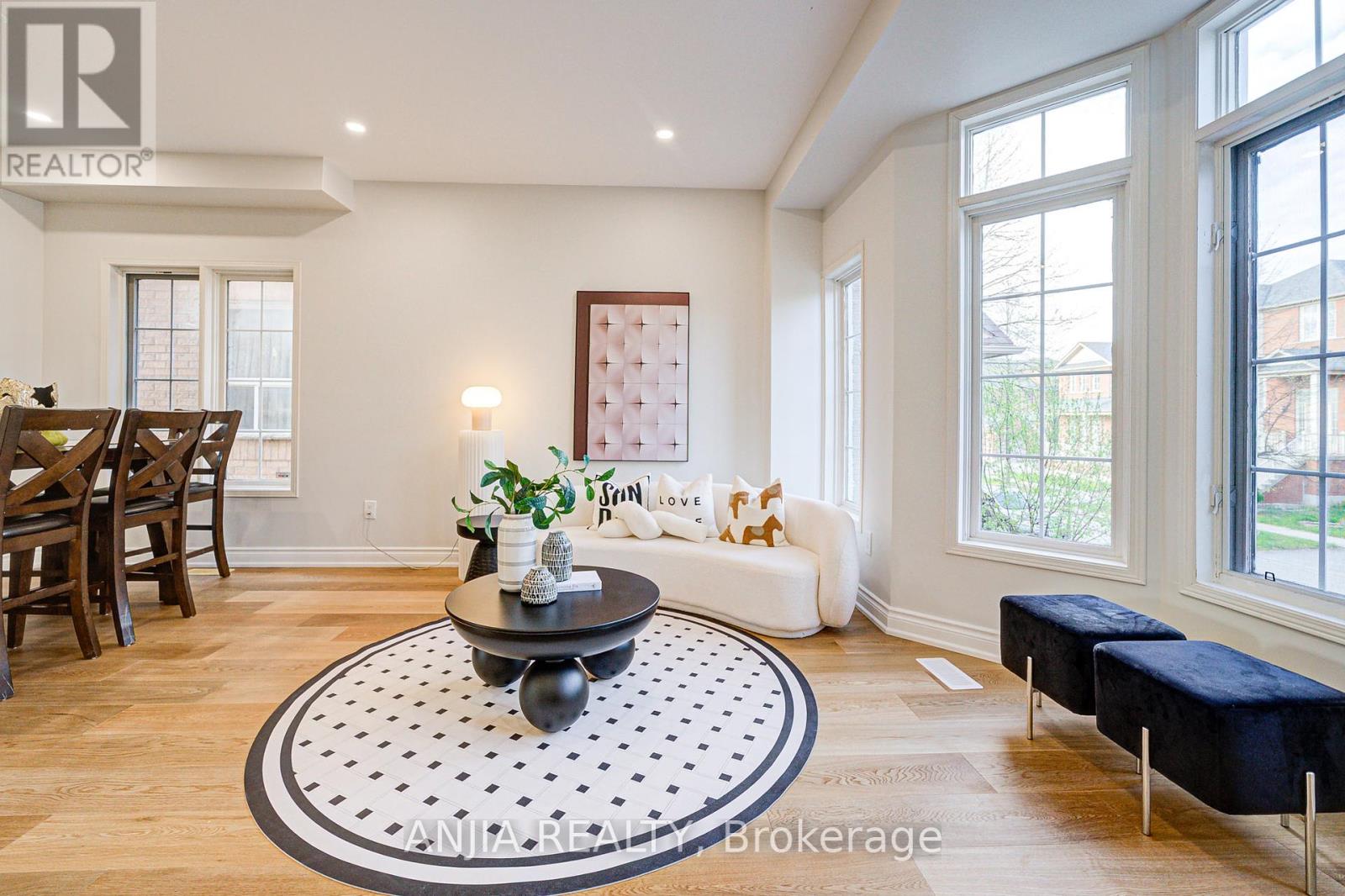 14 Fairlawn Avenue, Markham, Ontario  L6C 2E7 - Photo 8 - N12133654