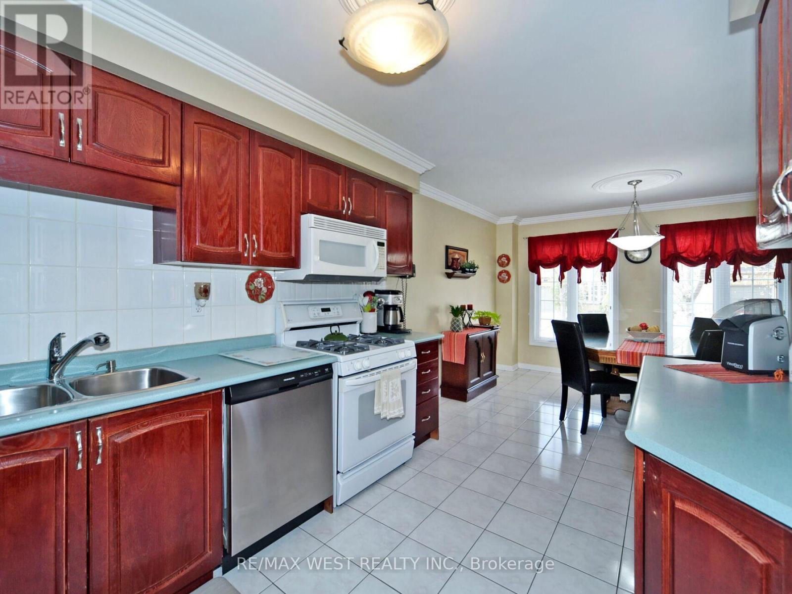 67 - 104 Pinedale Gate, Vaughan, Ontario  L4L 8X3 - Photo 10 - N12133762