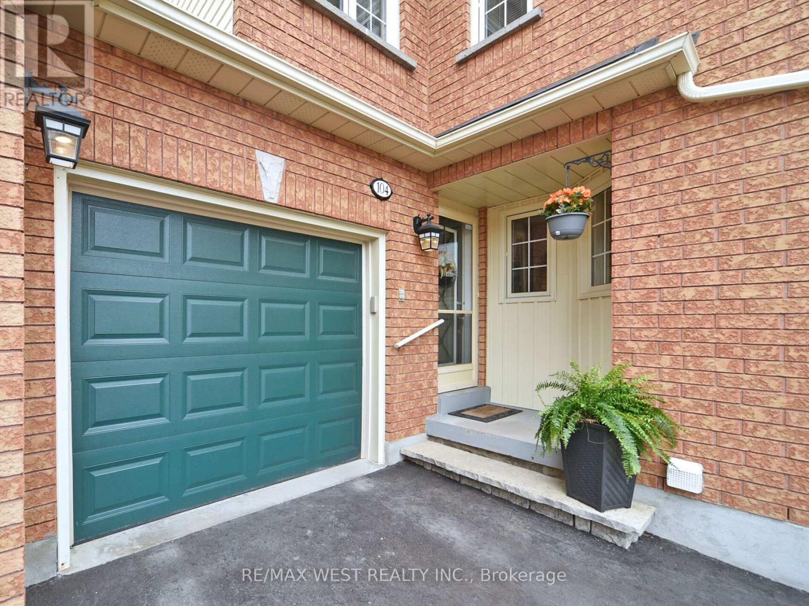 67 - 104 Pinedale Gate, Vaughan (East Woodbridge), Ontario  L4L 8X3 - Photo 2 - N12133762