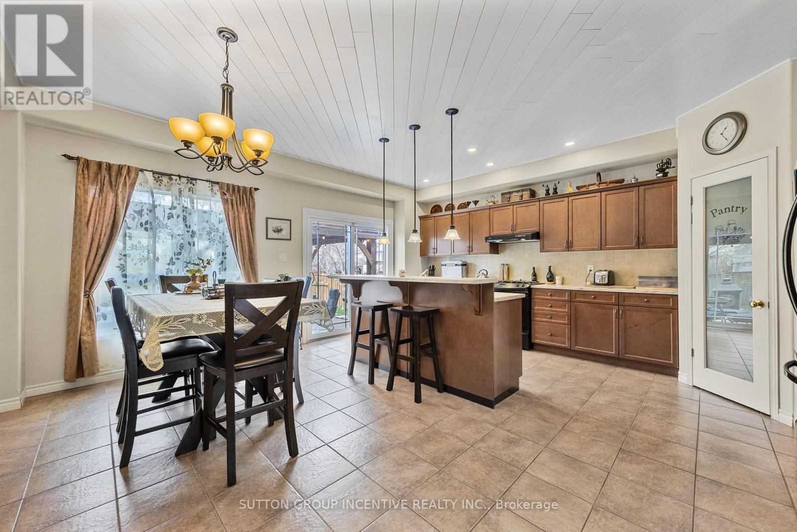 22 Armeda Clow Crescent, Essa, Ontario  L0M 1B2 - Photo 9 - N12133779