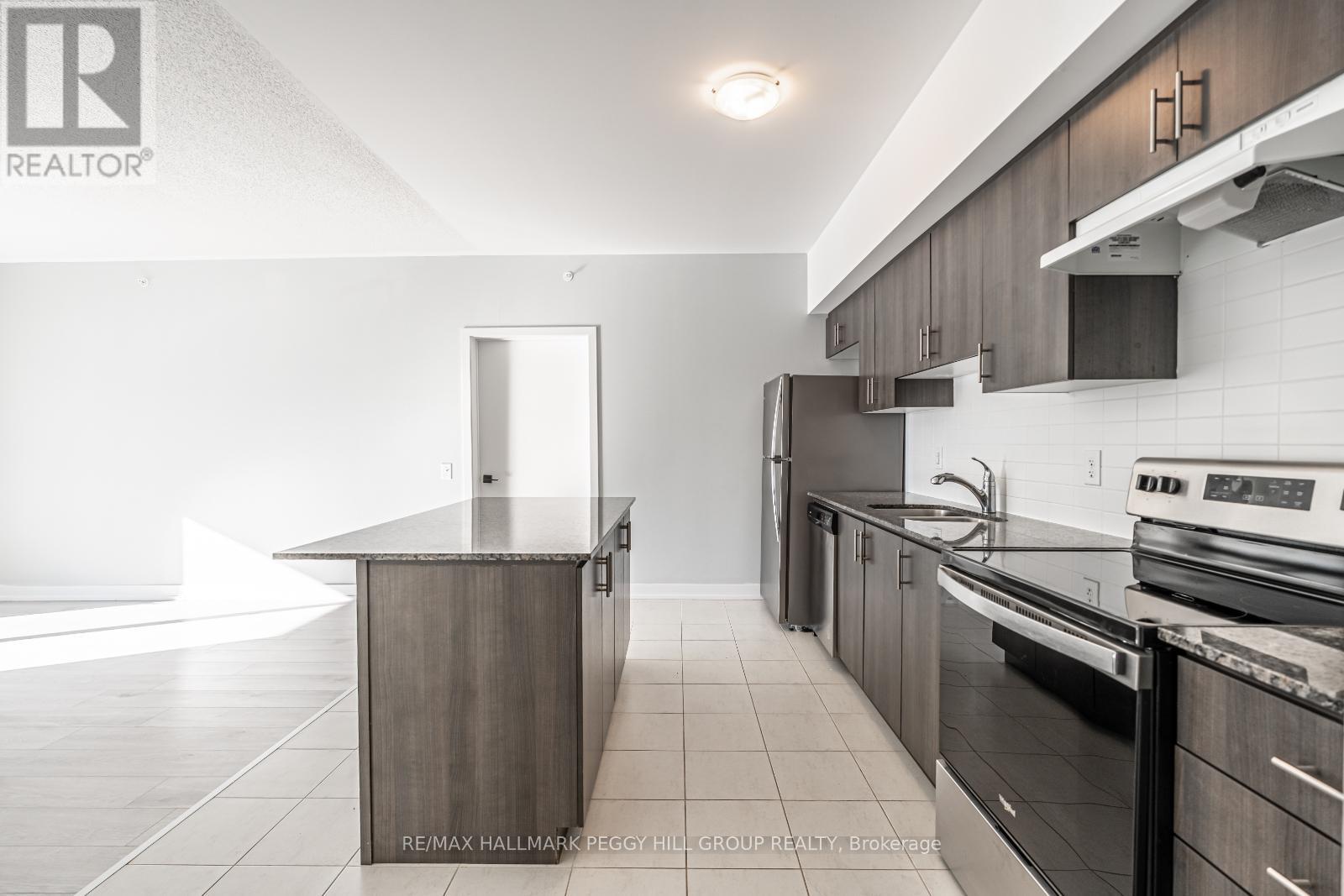 215 - 4 Spice Way, Barrie, Ontario  L9J 0M2 - Photo 5 - S12133837