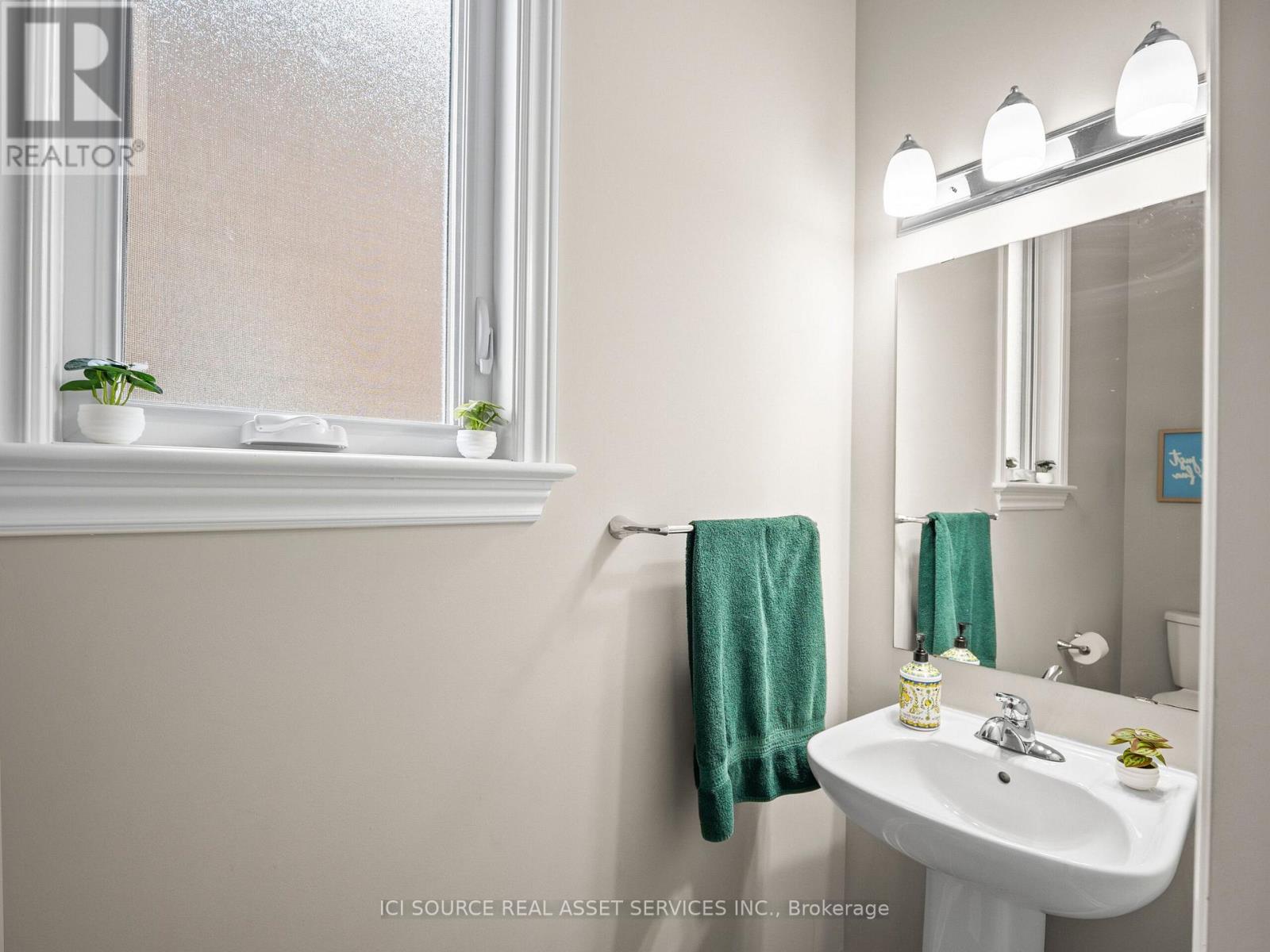 838 Cedar Creek Drive, Ottawa, Ontario  K1T 0N6 - Photo 3 - X12133757