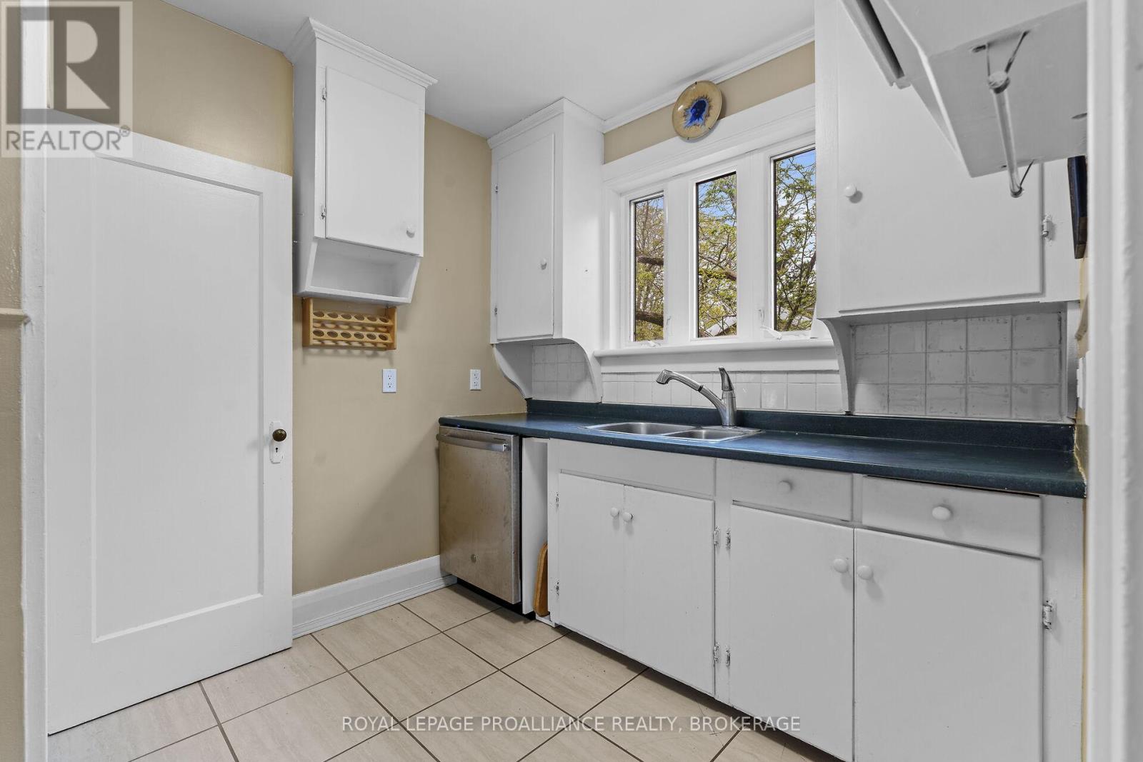 10 Graham Avenue, Kingston, Ontario  K7L 4H3 - Photo 12 - X12134320